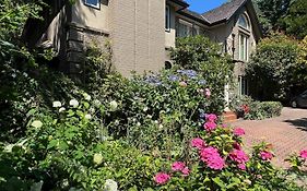 The Mccleery Inn Guesthouse